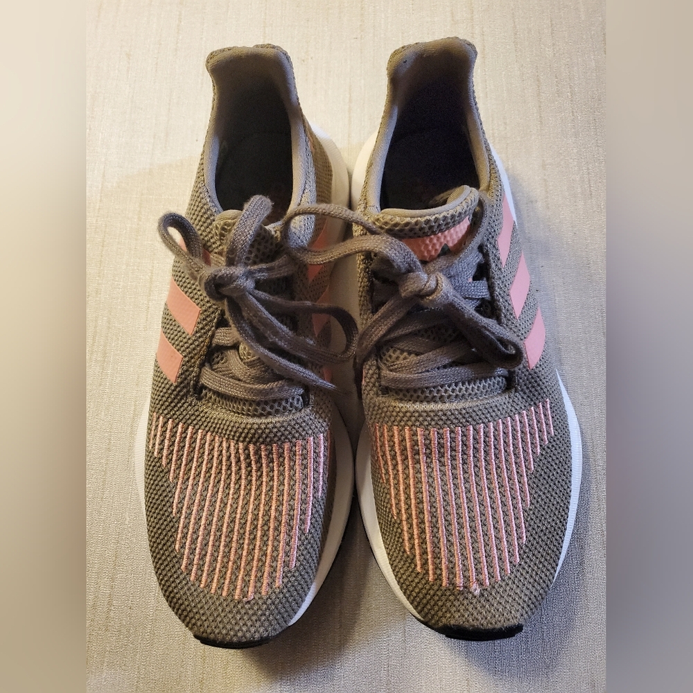 Adidas Swift Run sneakers women's size 7.5